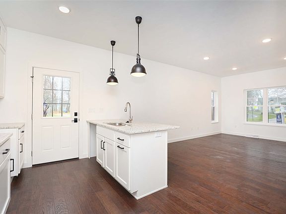 4th image of 428 N Superior St #6