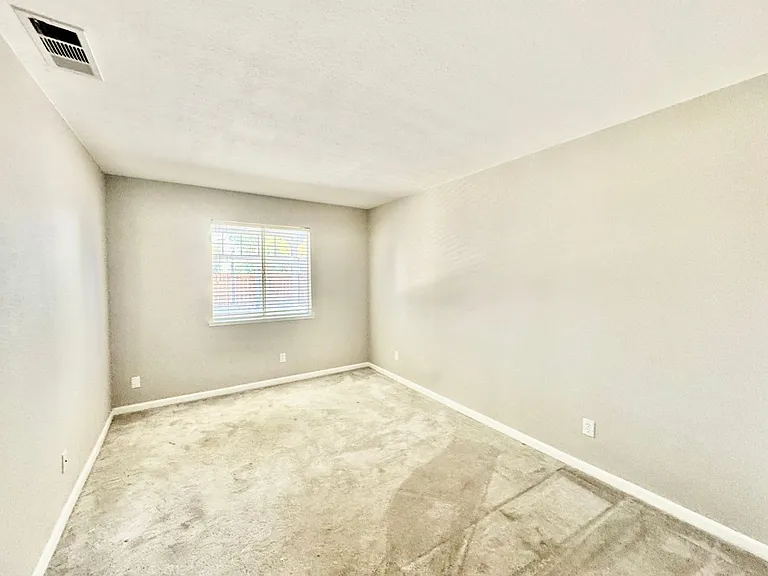1037 Sandra St — Photo 7