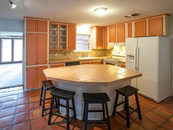 5th image of 2401 Regent Dr