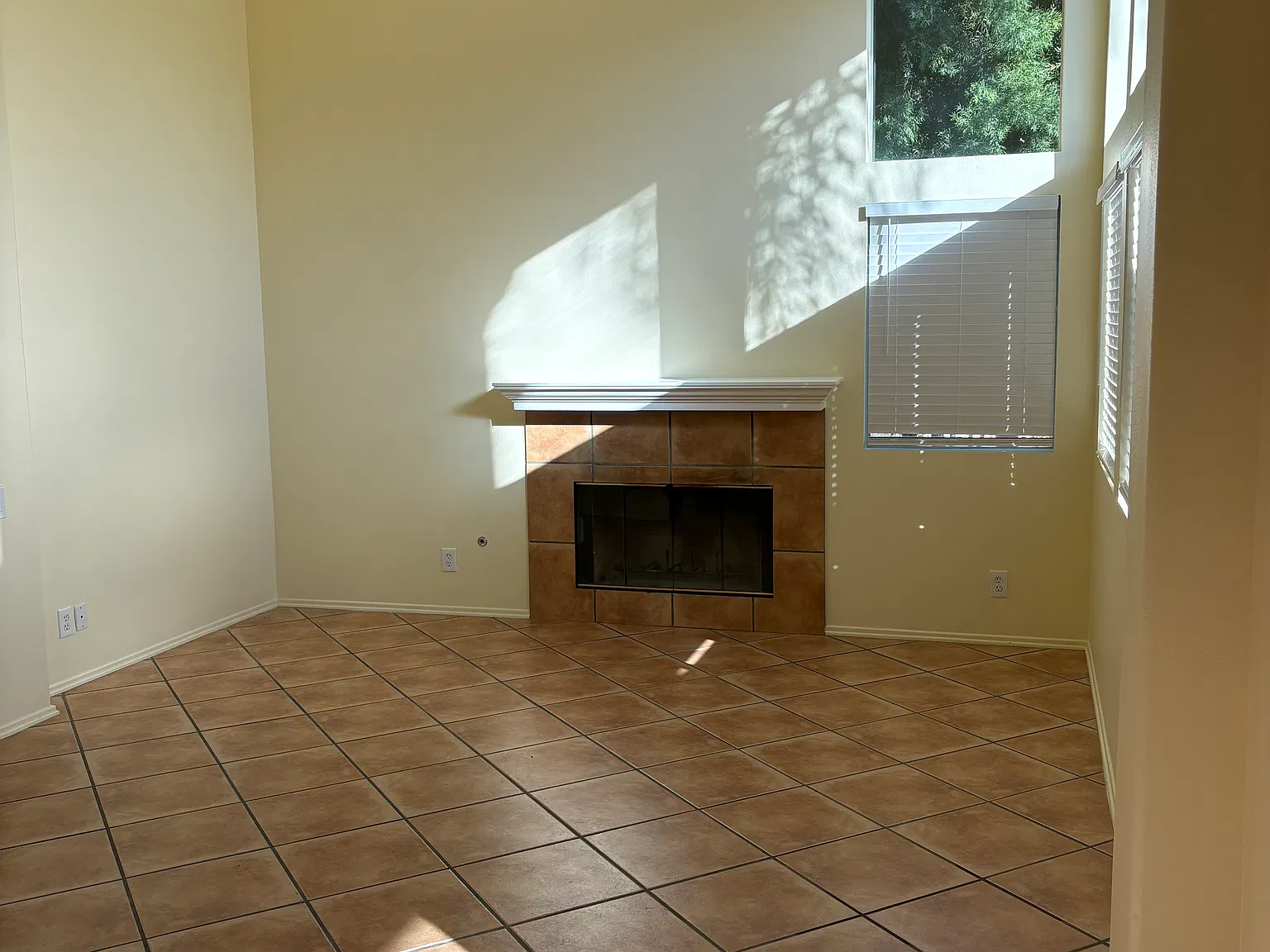 3 bed, 2.5 bath, 1631 sqft, $4,100 — Photo 4