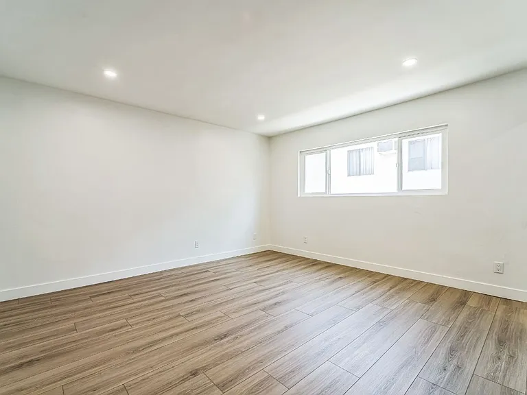 Embassy Terrace — Photo 17