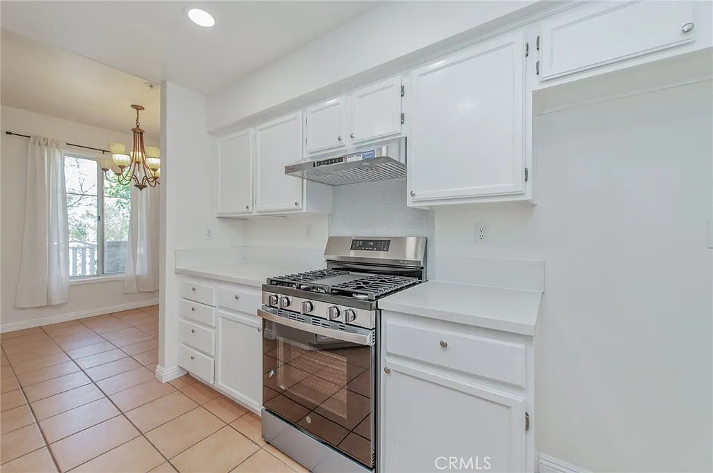 3 bed, 2.5 bath, 1304 sqft, $4,200 — Photo 3