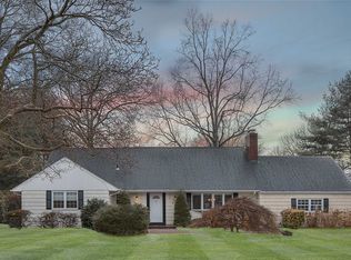 11 Thea Ln, Huntington, NY 11743