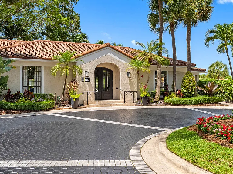 Mizner Court — Photo 34