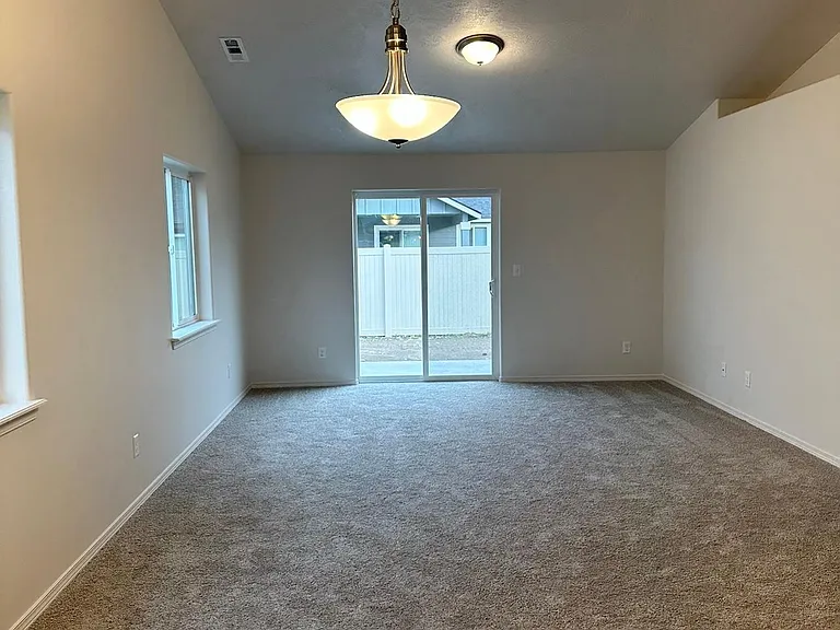 1118 Sequoia Rd — Photo 2