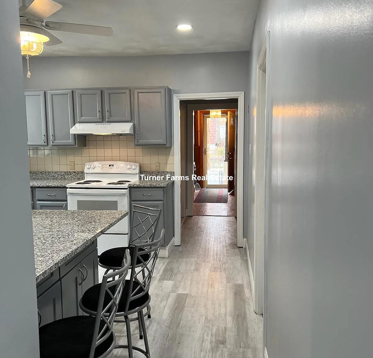 6 bed, 2.5 bath, 9999 sqft, $7,200 — Photo 1