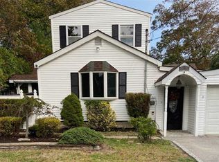 19 Doris Dr, Mastic Beach, NY 11951