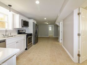 Recently Renovated 2 Bed, 1 Bath Residence, 2 br / 1.0 ba, $1750