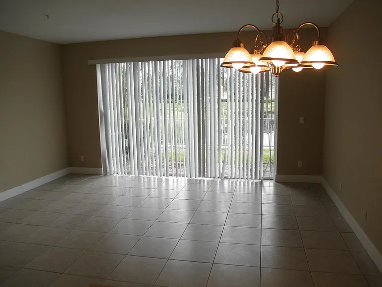 1011 Pipers Cay Dr — Photo 3