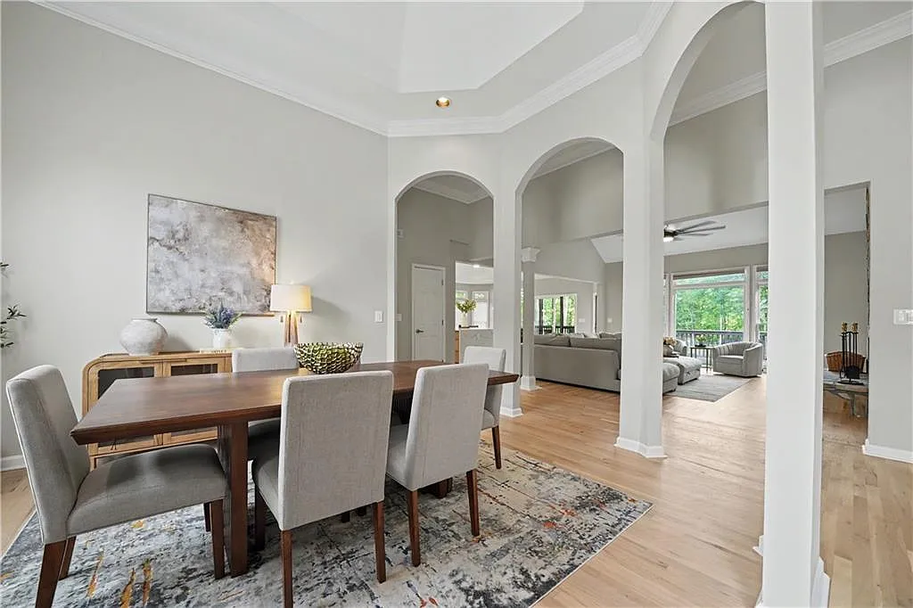 5 bed, 4.0 bath, 4700 sqft, $4,950 — Photo 4
