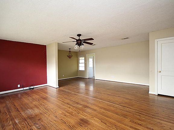 3rd image of 300 Greenbriar Dr