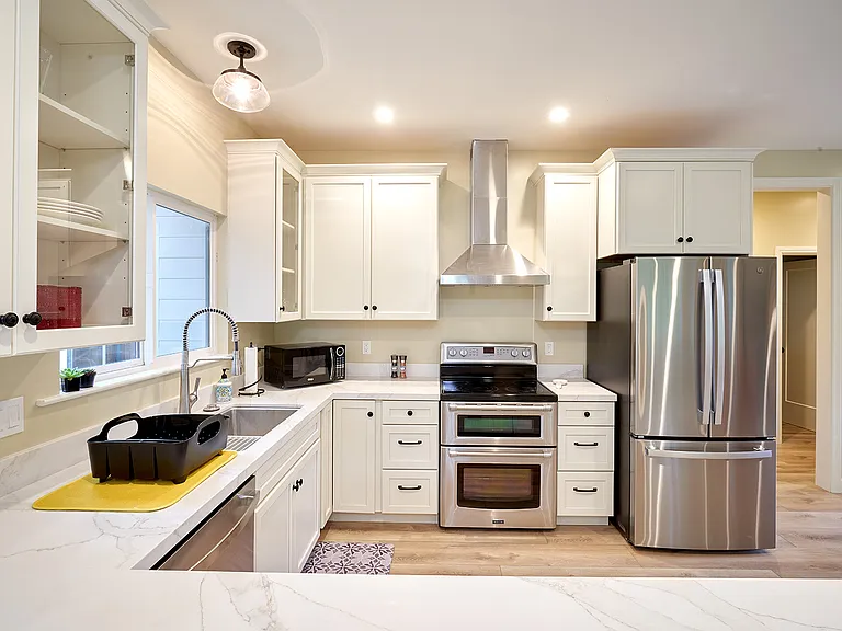 590 N Kellogg Ave — Photo 4