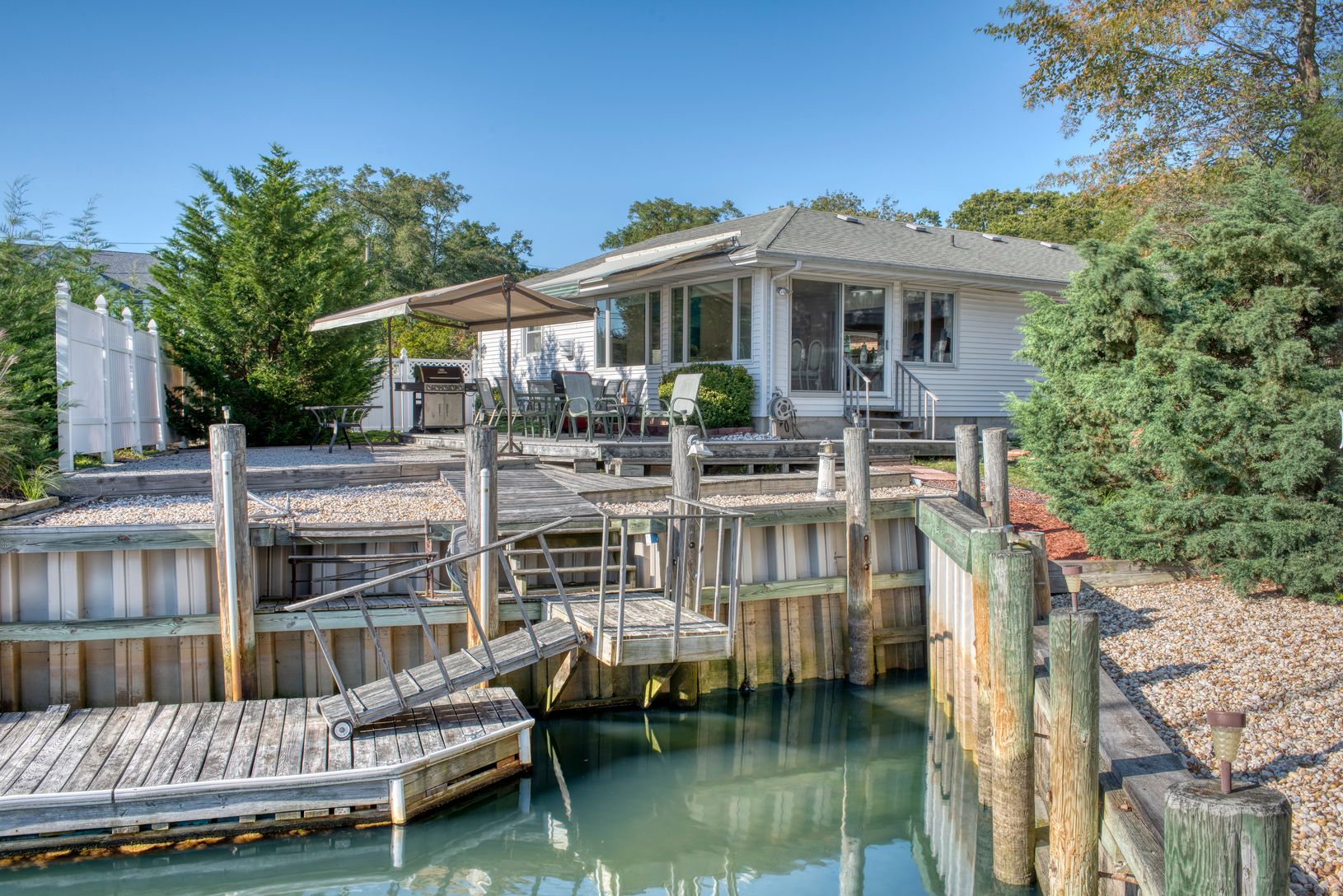  The dock has direct bay acces