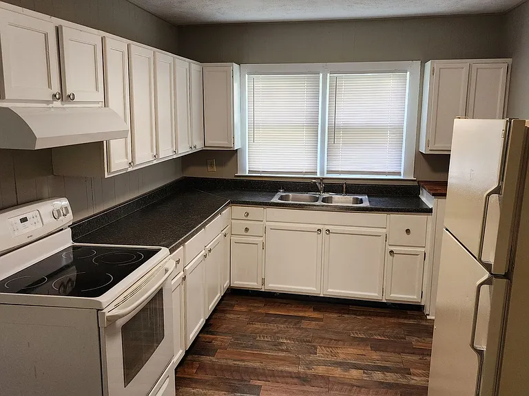 743 Rosedale Ave — Photo 8