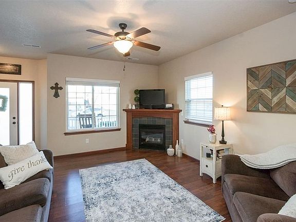 4th image of 1592 Burr Dr