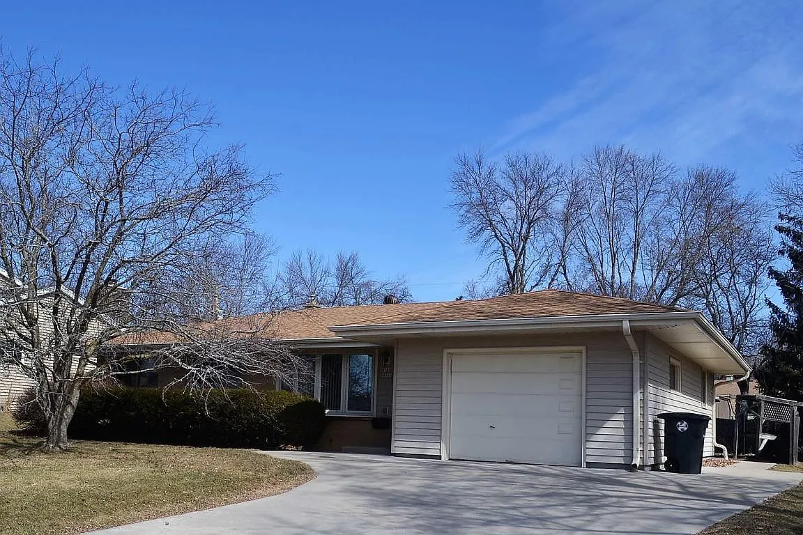 W184N8960 Saint James Dr photo 1