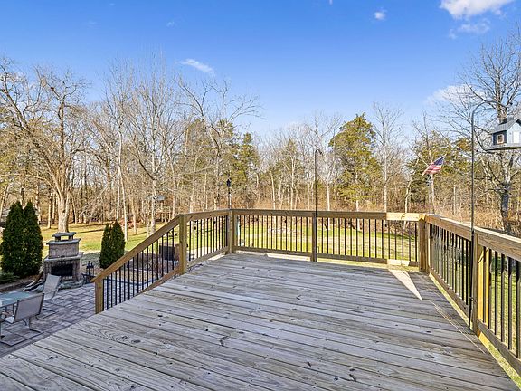 3rd image of 219 Norfolk Ln