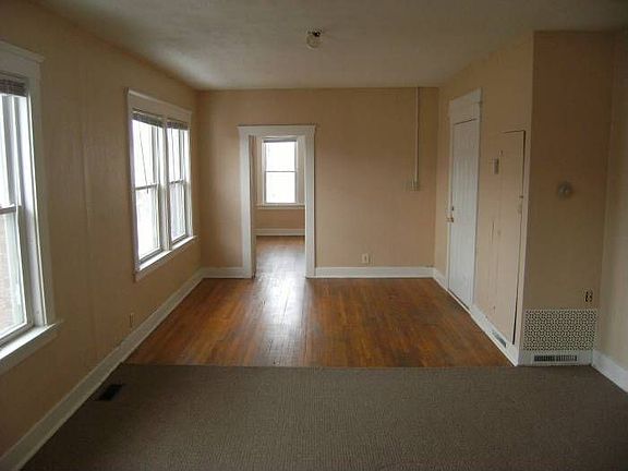 Living area (from kitchen