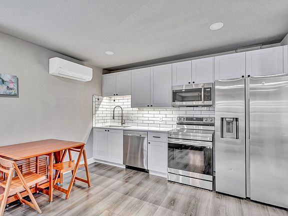 3rd image of 1611 Wood Ave #B