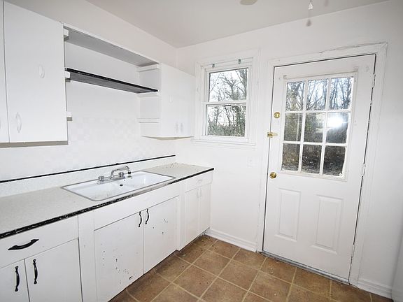 4th image of 998 Woody Hills Dr