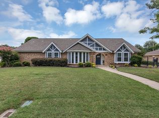 312 W Louella Dr, Hurst, TX 76054