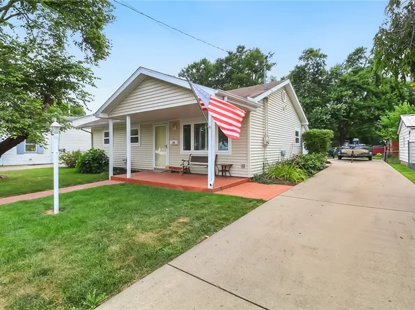 1303 S 4th St, Mattoon, IL 61938