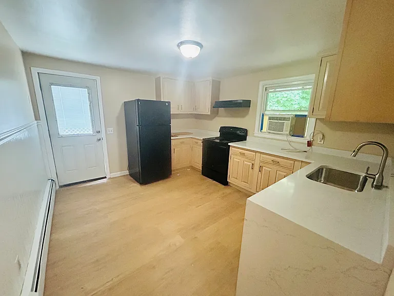 87 Moore Ave — Photo 2