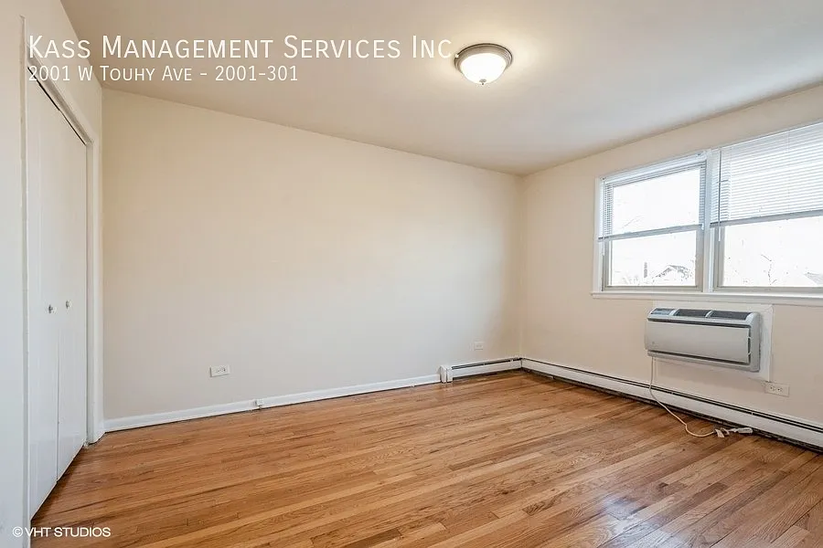 Video Tour Attached! Huge Rogers Park 2bd/2bth with Heat & Gas Included-Separate Living & Dining — Photo 3
