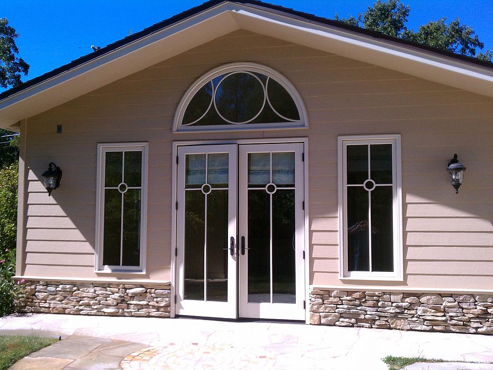 The front of the cottage and the patio.