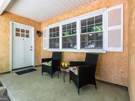 4th image of 302 Carlyn Ct