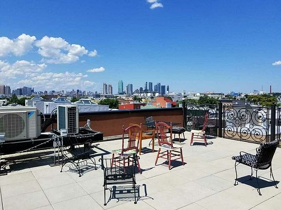 2nd image of 61 Diamond St #B2