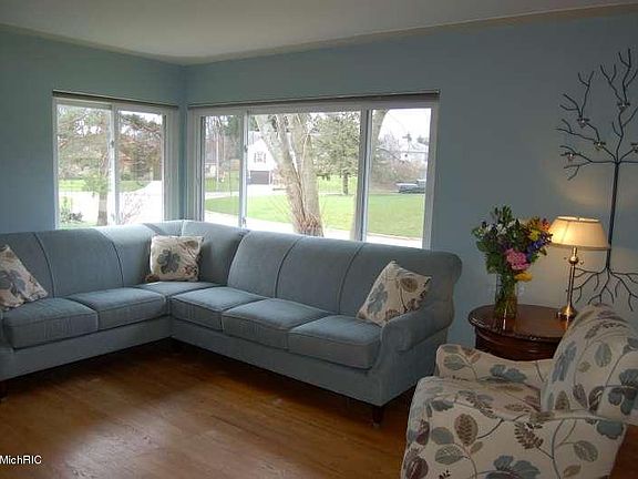5th image of 2115 Finsbury Ln NW