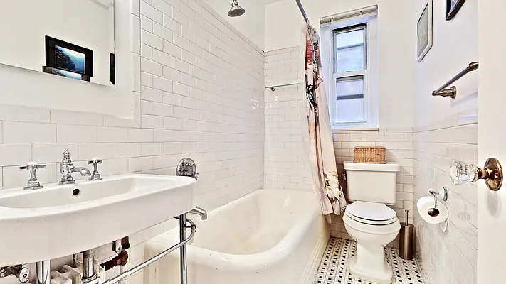 Sold by Bizzarro Agency | media 8