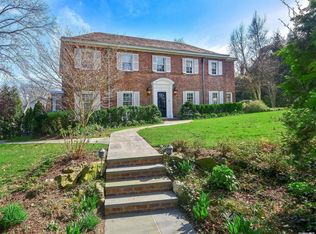 1 The Maples, Roslyn, NY 11576