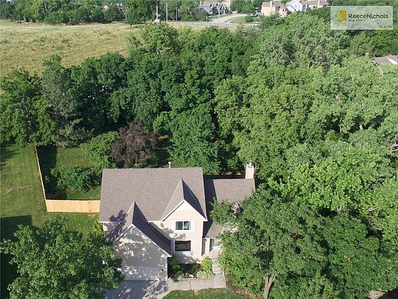 LUSH PRIVATE BACKYARD WITH NEW WOOD PRIVACY FENCE