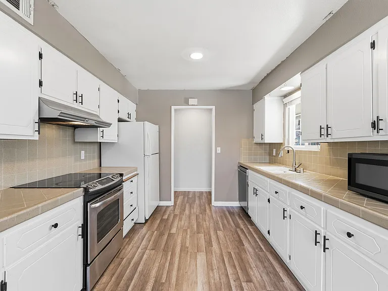 952 W Raymond Rd — Photo 4