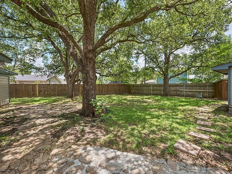 1030 Walton Dr — Photo 23