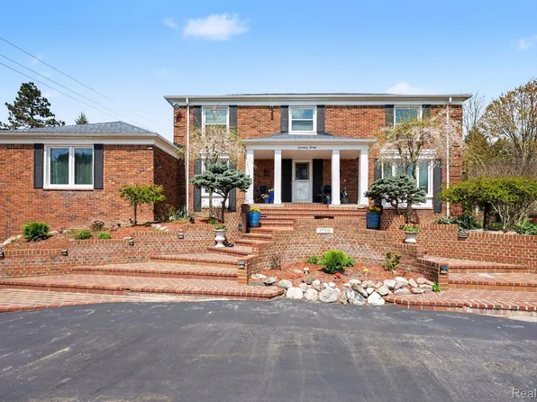 1720 Cedar Shake Dr, Bloomfield Hills, MI 48302