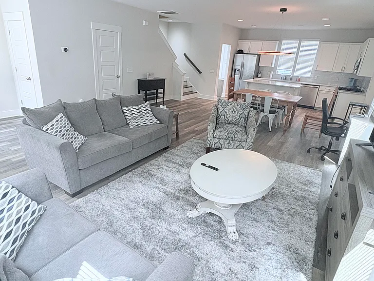 1512 Cuyler Ln — Photo 2