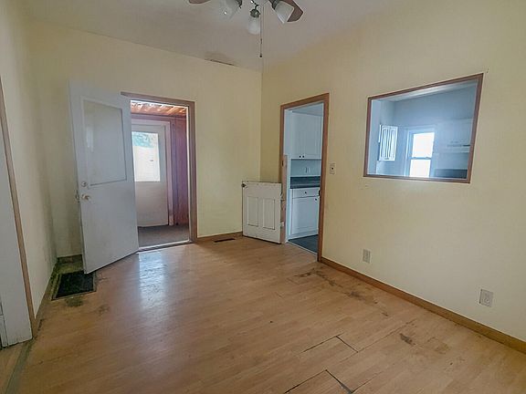 3rd image of 809 Maple St