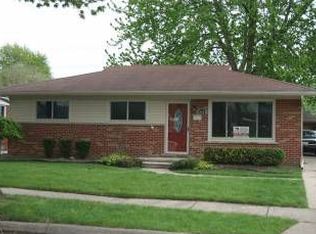 22204 Barton St, Saint Clair Shores, MI 48081