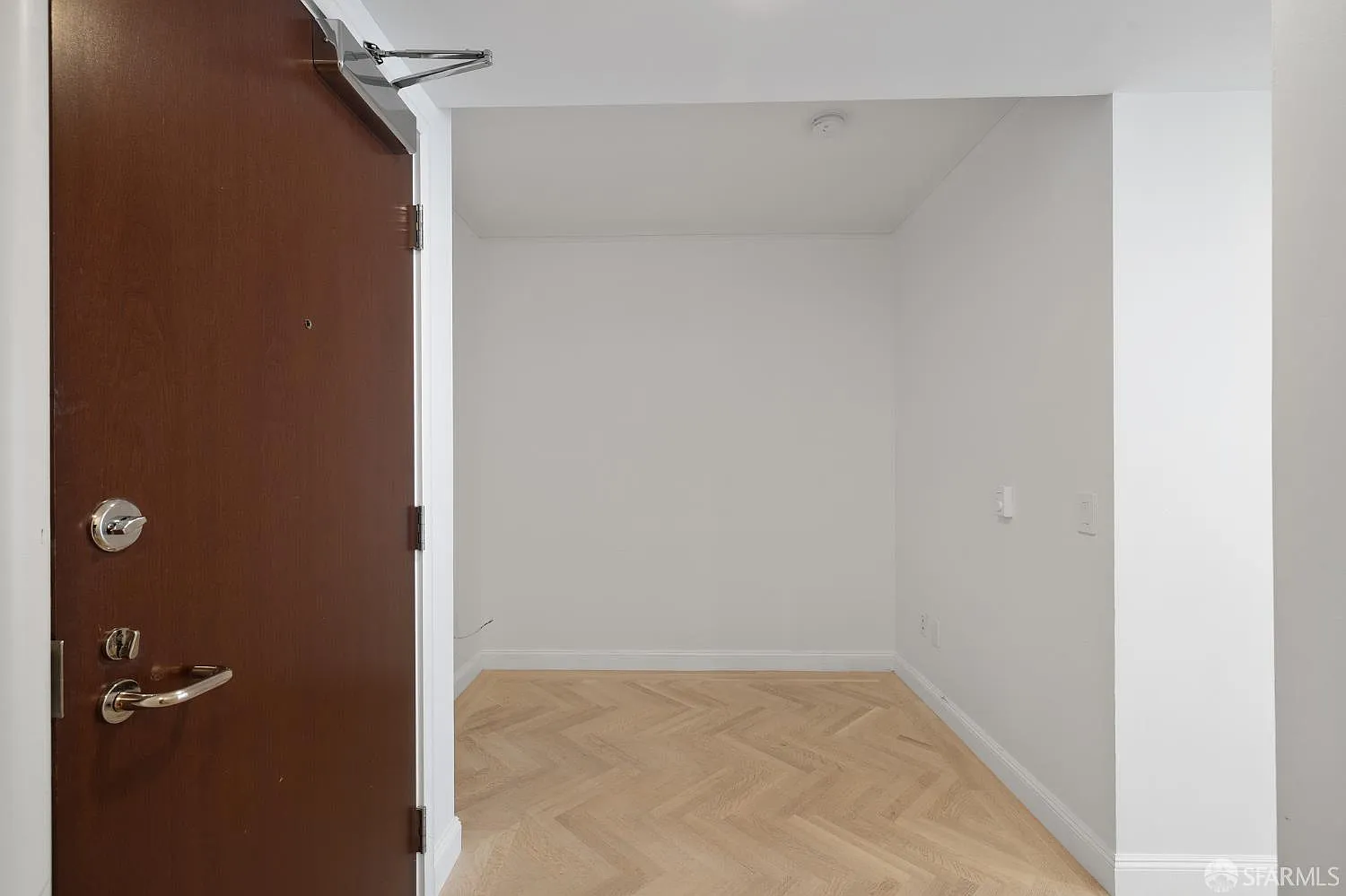 1 bed, 1.0 bath, 922 sqft, $5,545 — Photo 3