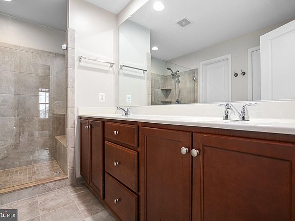 5th image of 118 Apricot St