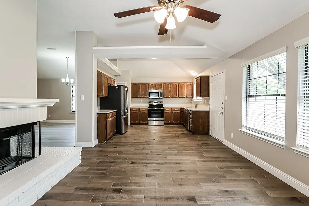 3 bed, 2.0 bath, 1660 sqft, $2,275 — Photo 3