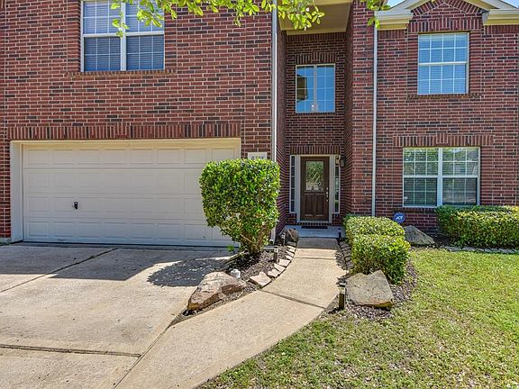 The home sits on a quiet cul-de-sac lot in a great neighborhood with easy access to Grand Parkway.