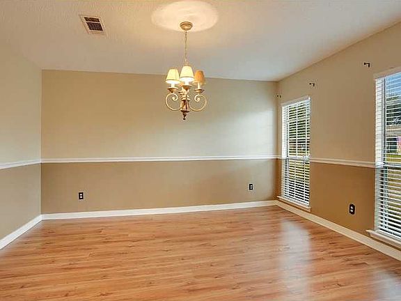 3rd image of 306 Driftwood Cir