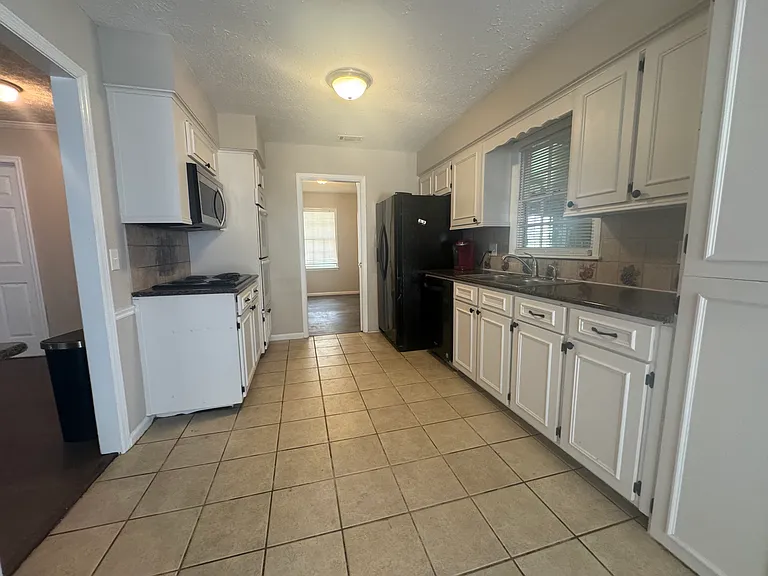 7601 Edgewater Dr — Photo 4