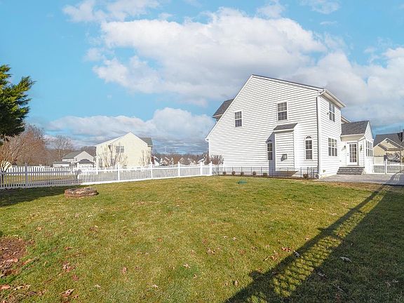 4th image of 23593 Mitchell Dr