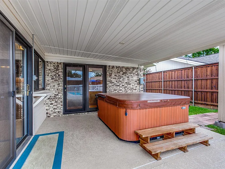 1902 Heather Way — Photo 2