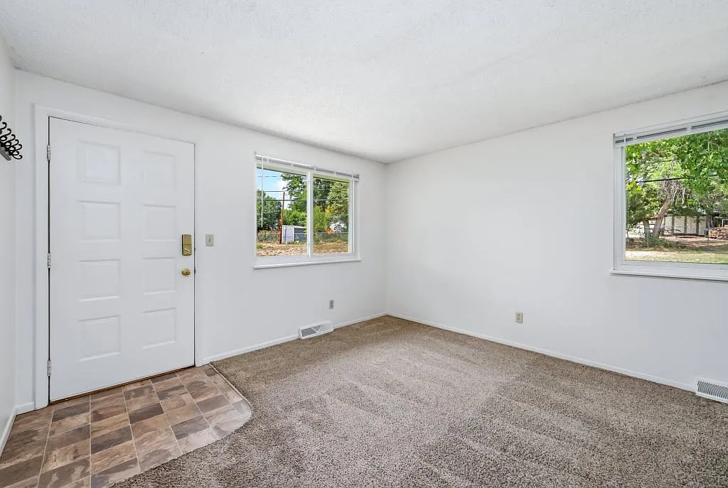 1217 Redwood Dr — Photo 4